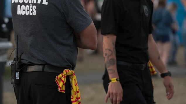 Ces membres de la brigade portent le bandeau jaune, mais à la ceinture. Ces membres de la brigade portent le bandeau jaune, mais à la ceinture.