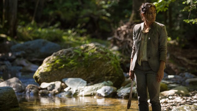 La comédienne Brigitte Poupart, une machette à la main, couverte de sang, dans une scène du film « Les affamés » La comédienne Brigitte Poupart, une machette à la main, couverte de sang, dans une scène du film « Les affamés »