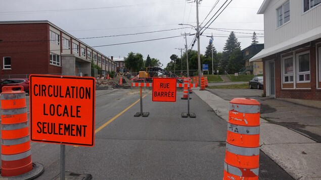 Des cônes et des panneaux empêchant la circulation en raison de travaux