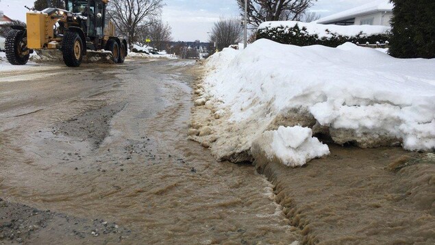 Fuite d'eau rue Caron, à Sherbrooke. Fuite d'eau rue Caron, à Sherbrooke.