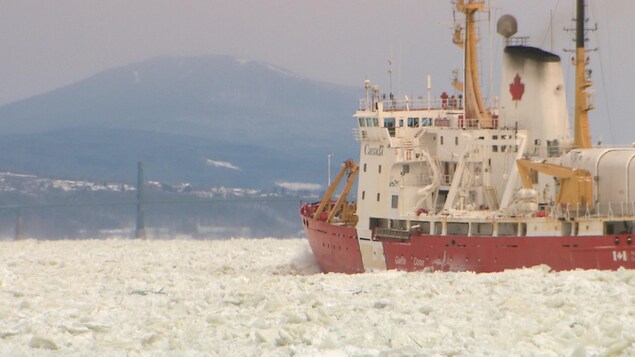 Un brise-glace navigue sur les eaux glacées du fleuve Saint-Laurent.
