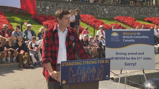 B.C. Premier David Eby ipinakita ang bagong sign na nagsasabing, 'Welcome to British Columbia, Canada. Strong, proud and will NEVER be the 51st state. Sorry!'