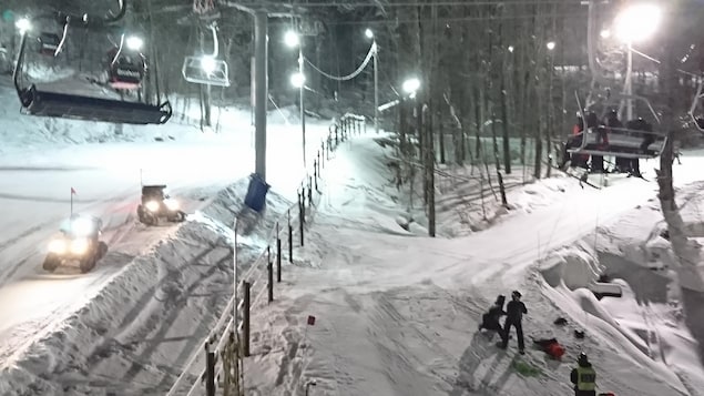 Plus de 200 skieurs se sont retrouvés coincés, mercredi soir, dans la remontée mécanique de la station de ski de Bromont après une défaillance mécanique. Les personnes étaient évacuées une par une.