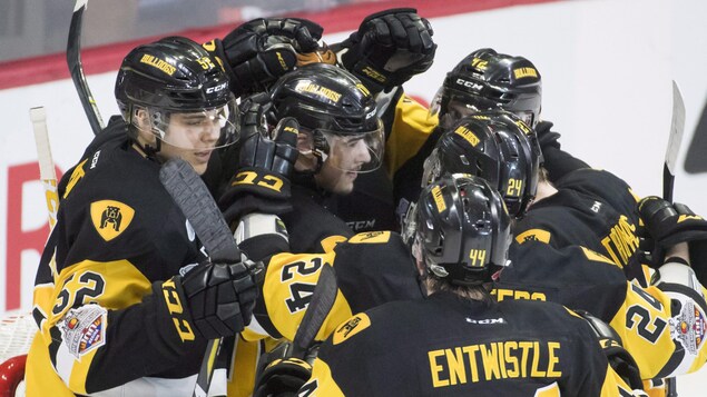 Les Bulldogs de Hamilton célèbrent leur première victoire dans le cadre de la Coupe Memorial.