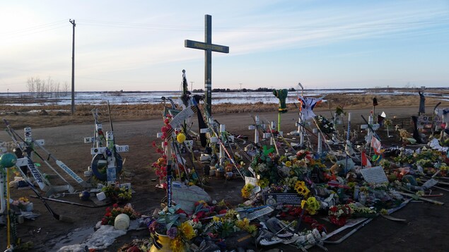 Des fleurs, des lettres et des objets bordent des croix où sont inscrits les noms des victimes. Au centre, sur une grande croix, on peut lire « Humboldt Strong ».