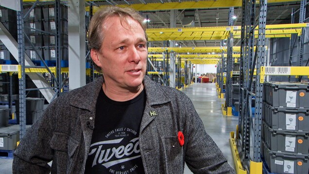 M. Linton en entrevue au milieu de son centre de distribution à Smiths Falls. M. Linton en entrevue au milieu de son centre de distribution à Smiths Falls.