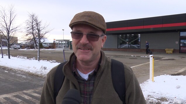 Bruce Loney, questionné devant l'aéroport de Sudbury. Bruce Loney, questionné devant l'aéroport de Sudbury.