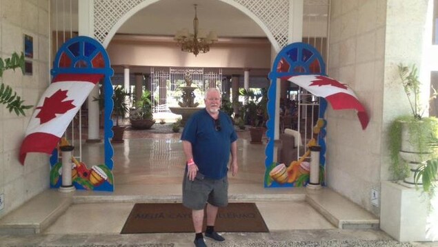 Photo d'un homme avec une grosse bedaine aux cheveux blancs dans le hall d'un hotel au Mexique Photo d'un homme avec une grosse bedaine aux cheveux blancs dans le hall d'un hotel au Mexique