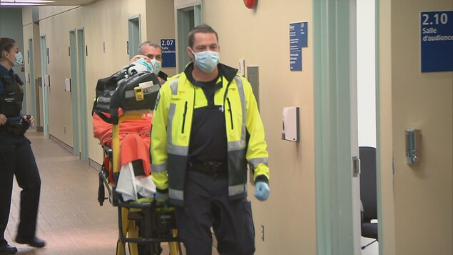 Un homme de 59 ans a attaqué sa soeur vendredi au palais de justice de Québec. Il aurait utilisé un crayon.