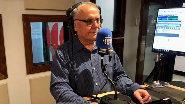 Bruno Bisson, en studio, au micro de Radio-Canada.