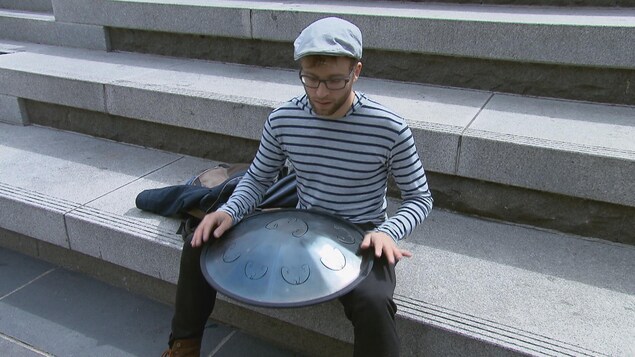 Bruno Lemelin pratique le hang drum, un instrument de musique acoustique. Bruno Lemelin pratique le hang drum, un instrument de musique acoustique.