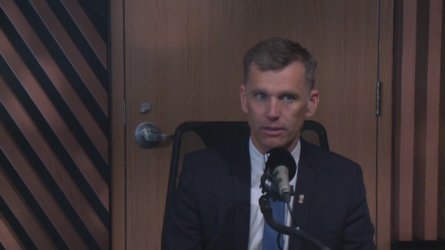Le maire Bruno Marchand, au micro.