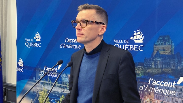 Bruno Marchand lors d’un point de presse à l'hôtel de ville de Québec.