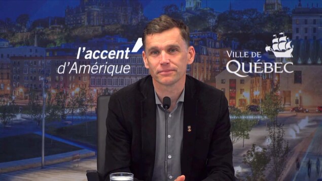 Bruno Marchand lors d'un point de presse à l'hôtel de ville de Québec.