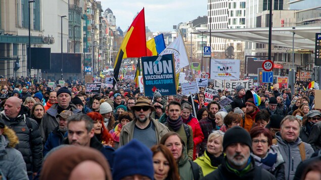 Plusieurs milliers de manifestants à Bruxelles contre les restrictions sanitaires