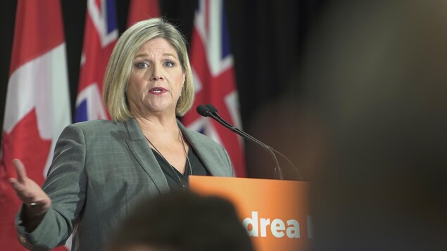 Photo d'Andrea Horwath au podium. Photo d'Andrea Horwath au podium.