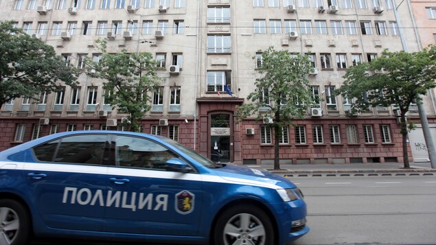 Une voiture de police devant les bureaux de l'Agence nationale du revenu de la Bulgarie.