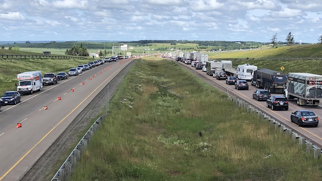 Les queues dans les deux sens s'étendent à perte de vue.
