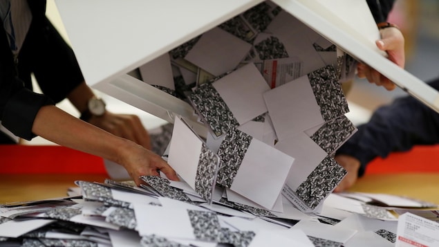 Le vidage d'une boîte remplie de bulletins de vote