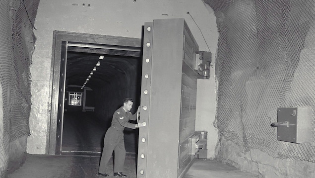 Un membre des Forces armées canadiennes ouvre l'une des trois portes blindées protégeant le complexe militaire souterrain de North Bay. Un membre des Forces armées canadiennes ouvre l'une des trois portes blindées protégeant le complexe militaire souterrain de North Bay.