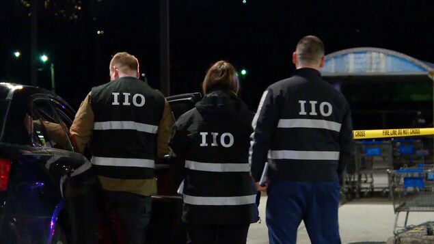Trois enquêteurs vus de dos du Bureau des enquêtes indépendantes de la Colombie-Britannique (IIO) sur le lieu d'un crime à l'extérieur en février 2019.