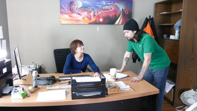 Le bureau de Liaison St-Bonface Street Links est situé dans le salon de Morberg House. Marion Willis, fondatrice, planifie la journée avec Alan McCulloch, employé. Le bureau de Liaison St-Bonface Street Links est situé dans le salon de Morberg House. Marion Willis, fondatrice, planifie la journée avec Alan McCulloch, employé.