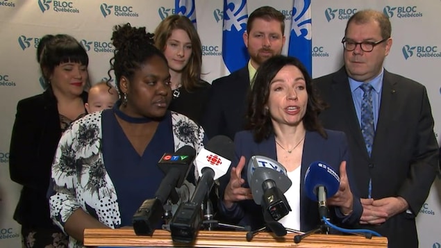 Kédina Fleury-Samson et Martine Ouellet en premier plan, en arrière plan Mario Beaulieu, président du bureau national du Bloc québécois, accompagné d'autres membres. Kédina Fleury-Samson et Martine Ouellet en premier plan, en arrière plan Mario Beaulieu, président du bureau national du Bloc québécois, accompagné d'autres membres.