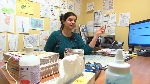 Dre Valérie Therriault à son bureau. Dre Valérie Therriault à son bureau.
