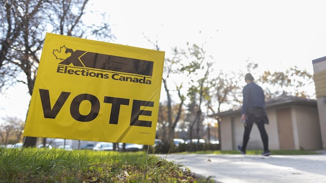 Anuncio de un lugar de votación durante unas elecciones federales en Canadá.