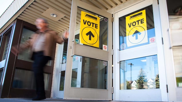 Un homme sortant d'un bureau de vote.