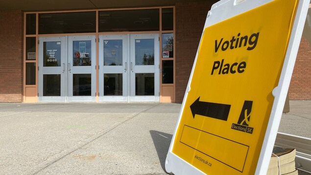 Un bureau de vote d'Élections Saskatchewan.