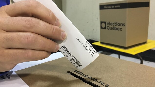 Un électeur a exercé son droit de vote par anticipation lundi matin à Québec.