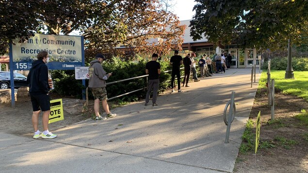 Élections Canada : Les électeurs qui étaient en file à 21 h 30 pourront voter