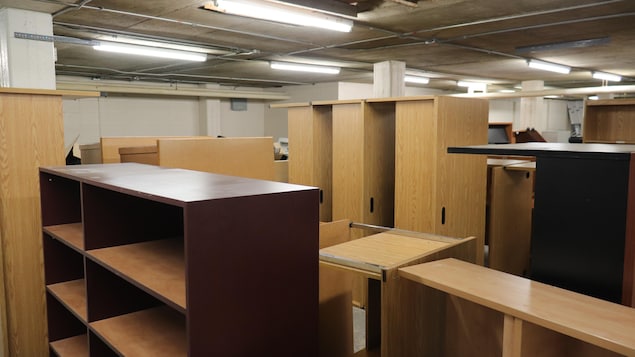 Des bureaux et des armoires dans l'entrepôt de l'Université Laval.