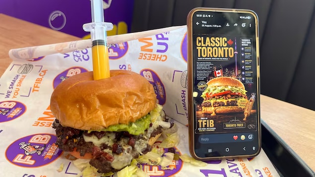 Un hamburger et son illustration IA, côte à côte.