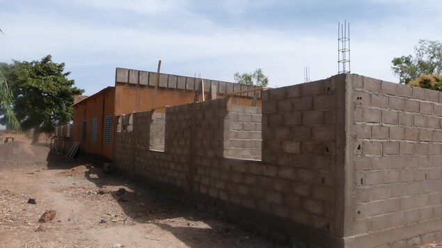 Les bases du Centre de santé en construction au Burkina Faso.