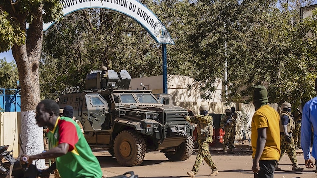 Des soldats et un véhicule militaire devant l'emplacement de la Radiodiffusion télévision du Burkina.