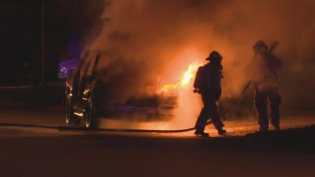 Des pompiers s'efforcent d'éteindre les flammes qui émergent de la camionnette utilisée par les suspects. Des pompiers s'efforcent d'éteindre les flammes qui émergent de la camionnette utilisée par les suspects.