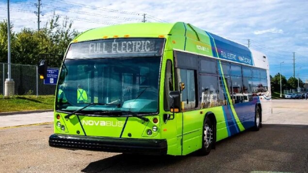 Un autobus vert qui porte l'inscription full electric.