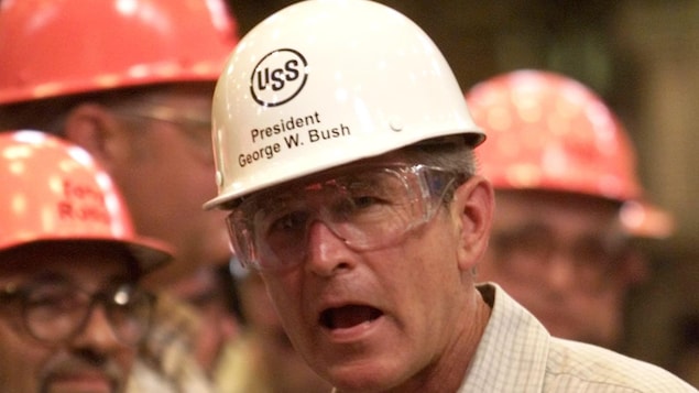Le président Bush visitant une usine d'acier de Pennsylvanie, en 2001. Le président Bush visitant une usine d'acier de Pennsylvanie, en 2001.