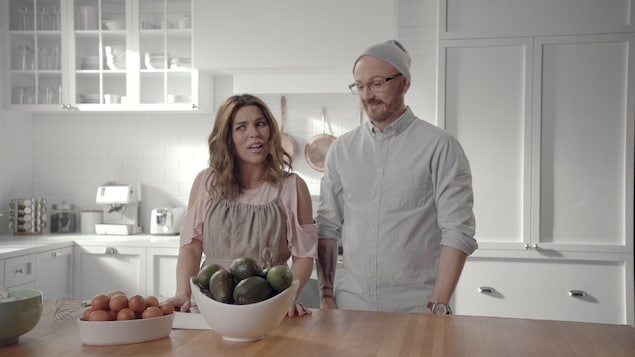 Une femme et un homme sont dans une cuisine. Une femme et un homme sont dans une cuisine.