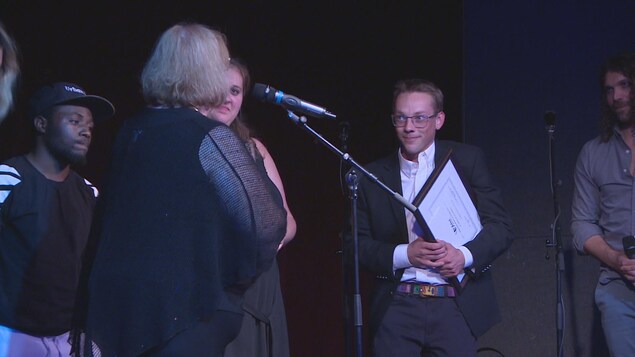 La président du jury Suzanne Campagne et le gagnant sur scène