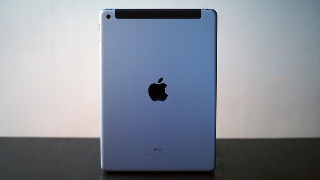 Le nouvel iPad de 9,7 pouces (2017) vu de dos. Le nouvel iPad de 9,7 pouces (2017) vu de dos.