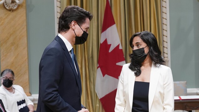 Justin Trudeau et Anita Anand échangent quelques mots.
