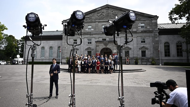 Le premier ministre Justin Trudeau s'adresse aux médias alors qu'il se tient devant son nouveau Cabinet après un remaniement ministériel, à Ottawa, le mercredi 26 juillet 2023.