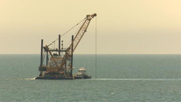 Le câblier Isaac Newton a installé des câbles électriques sous-marins de 360 mégawatts dans le détroit de Northumberland entre le Nouveau-Brunswick et l'Île-du-Prince-Édouard.
