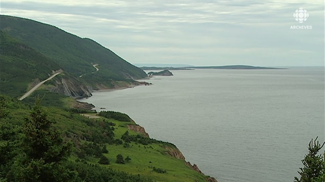 Paysage panoramique d'une route à flanc de colline et de la mer.