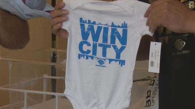 Un cache-couche, la mention « WIN CITY » est affichée en bleu. Un cache-couche, la mention « WIN CITY » est affichée en bleu.