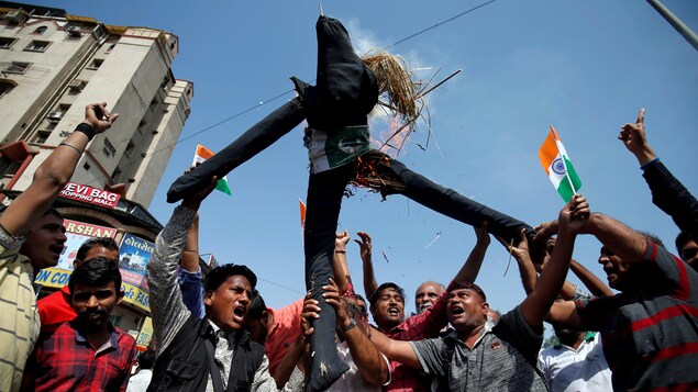 Des Indiens brûlent à Ahmedabad une effigie représentant le Pakistan alors qu'ils célèbrent la frappe aérienne menée par leur pays contre des camps du groupe islamiste Jaish-e-Mohammed en territoire pakistanais.