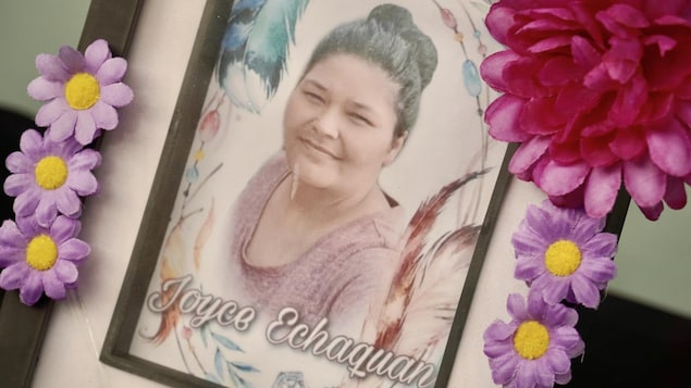 Una imagen de Joyce Echaquan en un marco con flores.